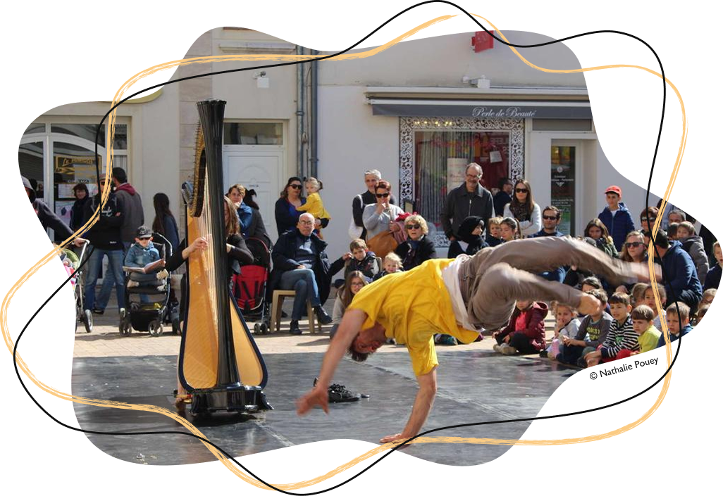 Sophie Béguier jouant de la harpe, accompagnée de l'acrobate Thomas Bodinier.