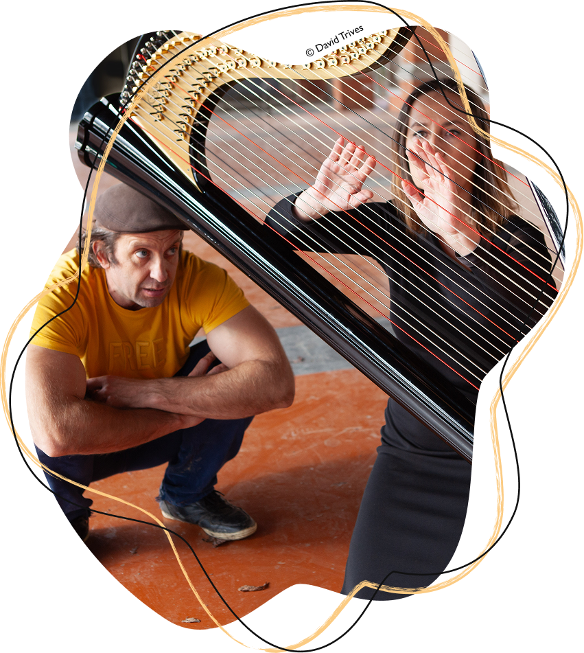 Sophie Béguier jouant de la harpe, accompagnée de l'acrobate Thomas Bodinier. Spectacle tout public de 2 à 102 ans. Durée : 40 minutes. Sans texte - avec musique. Option bord de scène : 20 à 30 minutes. Spectacle autonome - Intérieur & extérieur. Au départ de Toulouse (31) ou Cambon-les-Lavaur (81)